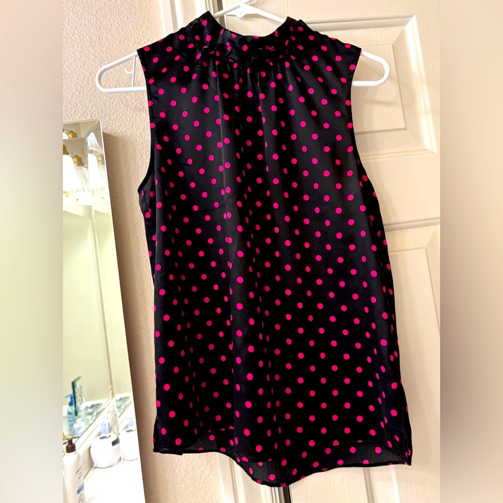 🛍️ CeCe satin sleeveless blouse with pink polka dots and ruffled mock neck!! 🛍️